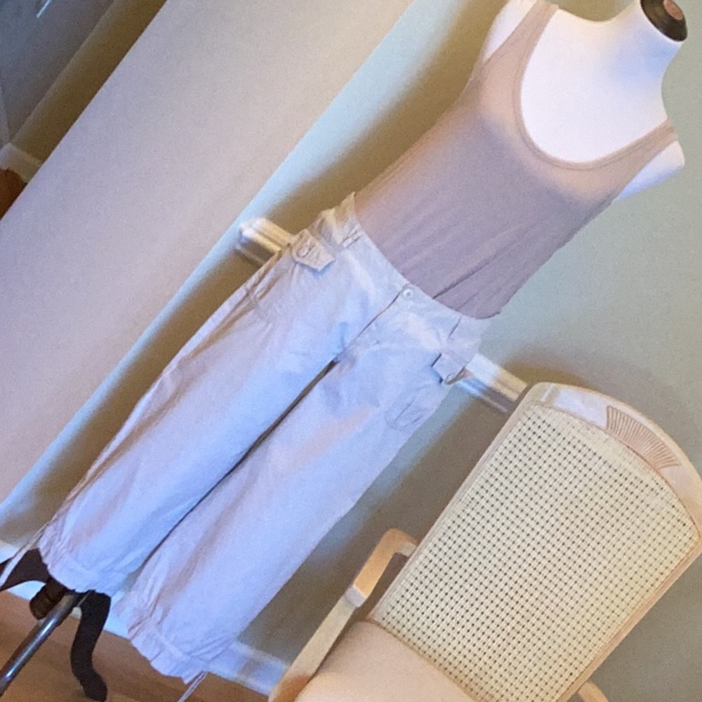 Xhileration sand colored capris with drawstrings at knee. Camp style pockets